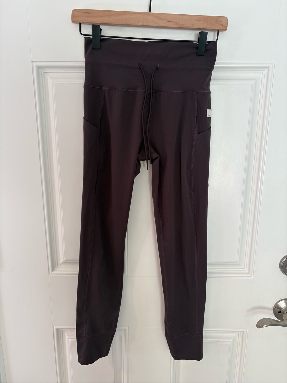 Vuori daily legging with pockets, plum color size small